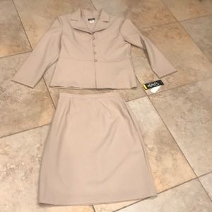 Spago Brand New 2 Pic Set  Jacket and Skirt size 8